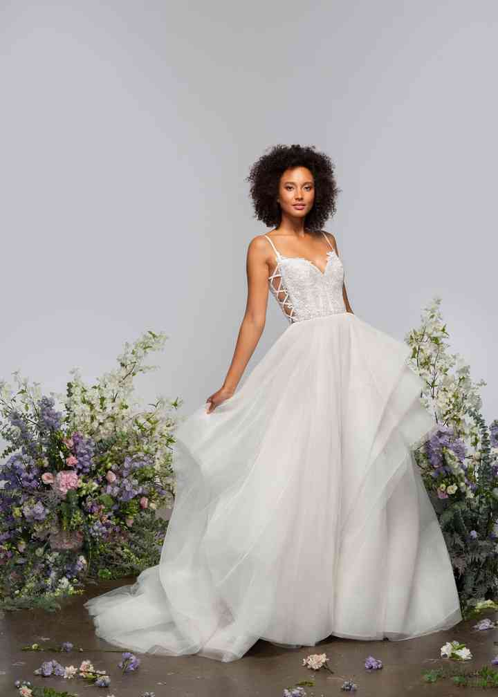 what do wedding photographers wear