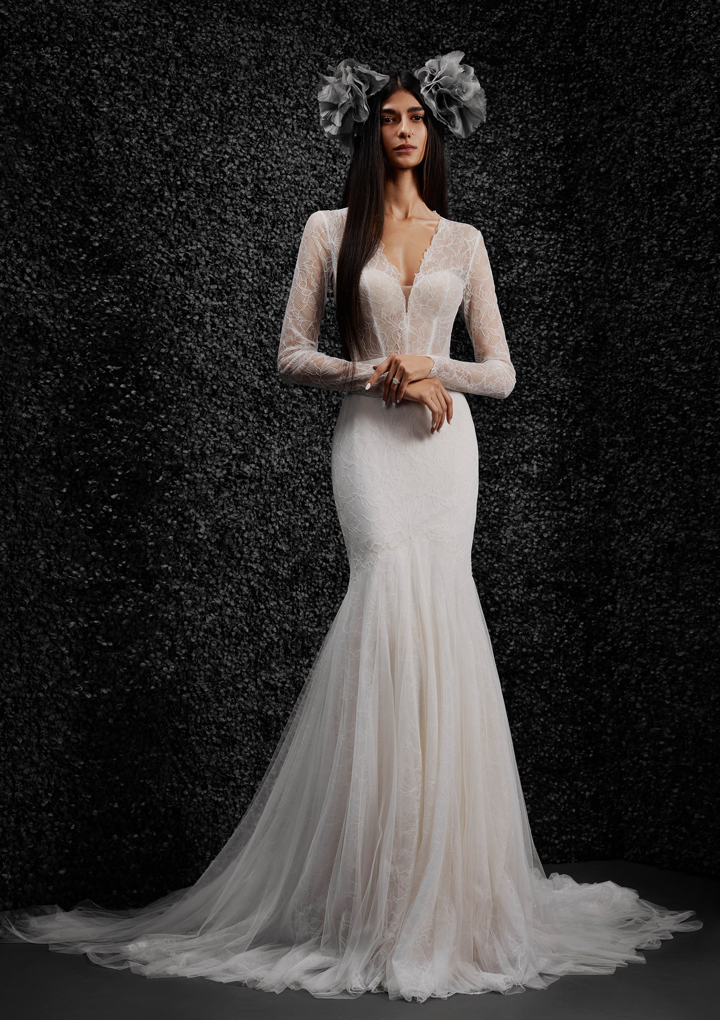 vera wang lace mermaid wedding dresses Bride in a Mermaid Style Vera Wang Wedding Dress