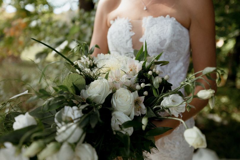 E's Flowers & Gifts by Design