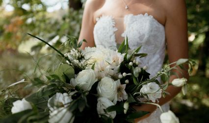 E's Flowers & Gifts by Design