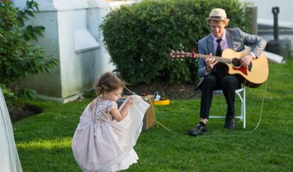 Joel Saunders - Acoustic guitarist