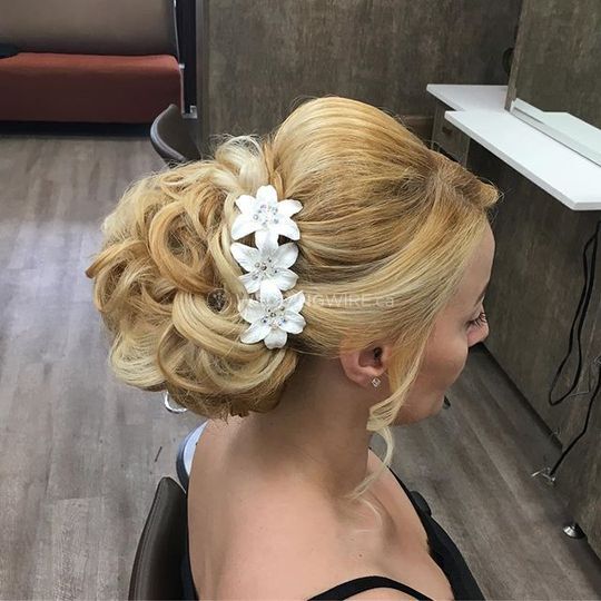 Salwa Hairstylist & Makeup Artist