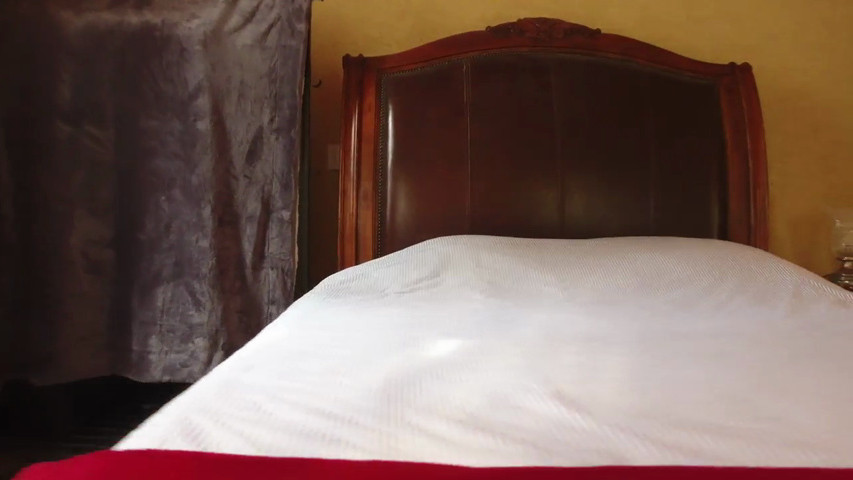 Queen bedroom main floor