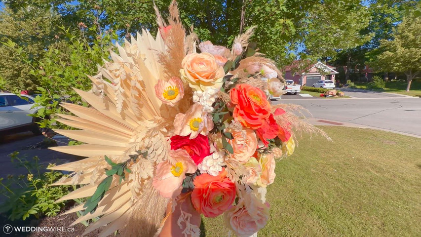 Table Arrangement for Summer wedding