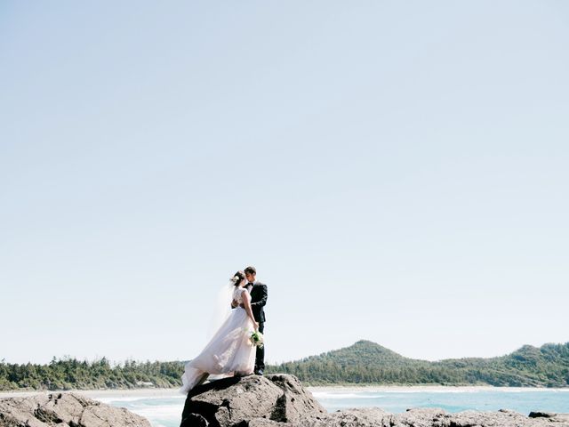 Dale and Kelsey&apos;s wedding in Tofino, British Columbia 22