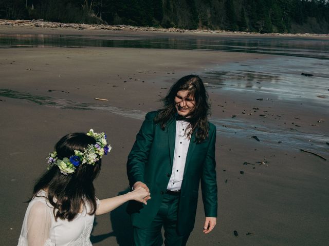 Jordan and Carolyn&apos;s wedding in Tofino, British Columbia 29