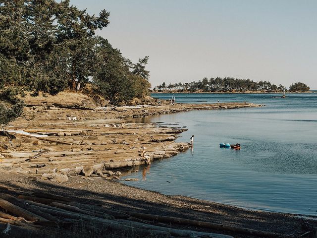 Justin and Stephanie&apos;s wedding in Gabriola, British Columbia 15