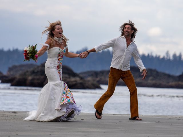 Sean and Margot&apos;s wedding in Tofino, British Columbia 33