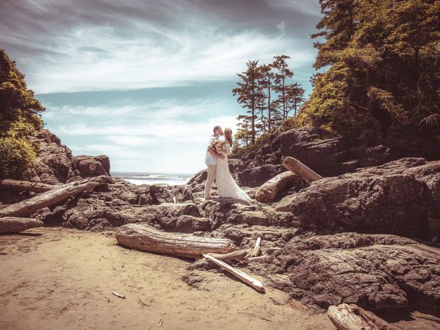 Kayla and Anthony&apos;s wedding in Tofino, British Columbia 15