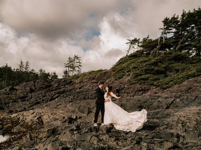 Colin and Megan&apos;s wedding in Tofino, British Columbia 32