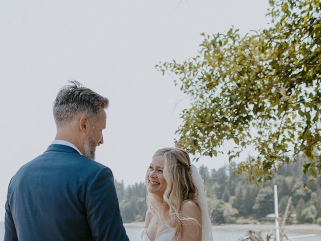 Anthony and Hannah's wedding in Halfmoon Bay, British Columbia 16