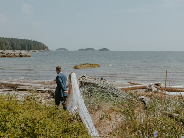 Anthony and Hannah's wedding in Halfmoon Bay, British Columbia 31