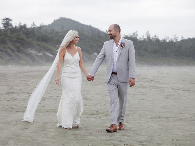 Daniel and Lisa&apos;s wedding in Tofino, British Columbia 41