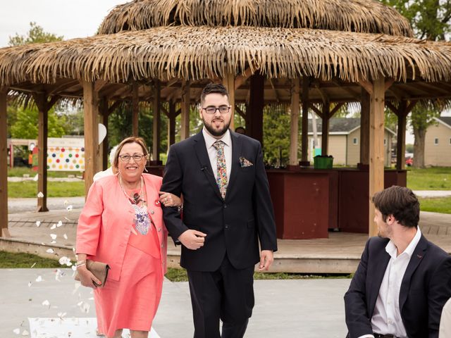 Nicolas and Hélène&apos;s wedding in Sabrevois, Quebec 19