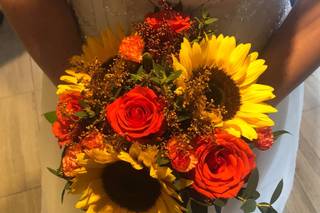 D'vine Flowers & Gifts - 5