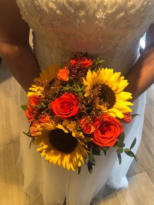 D'vine Flowers & Gifts - 1