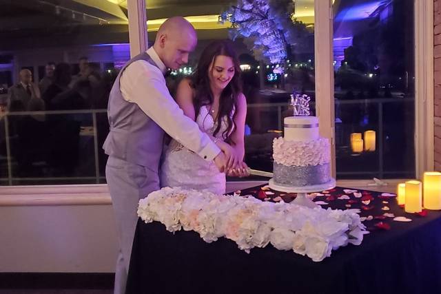 SWIRL Custom Cakes & Desserts 4