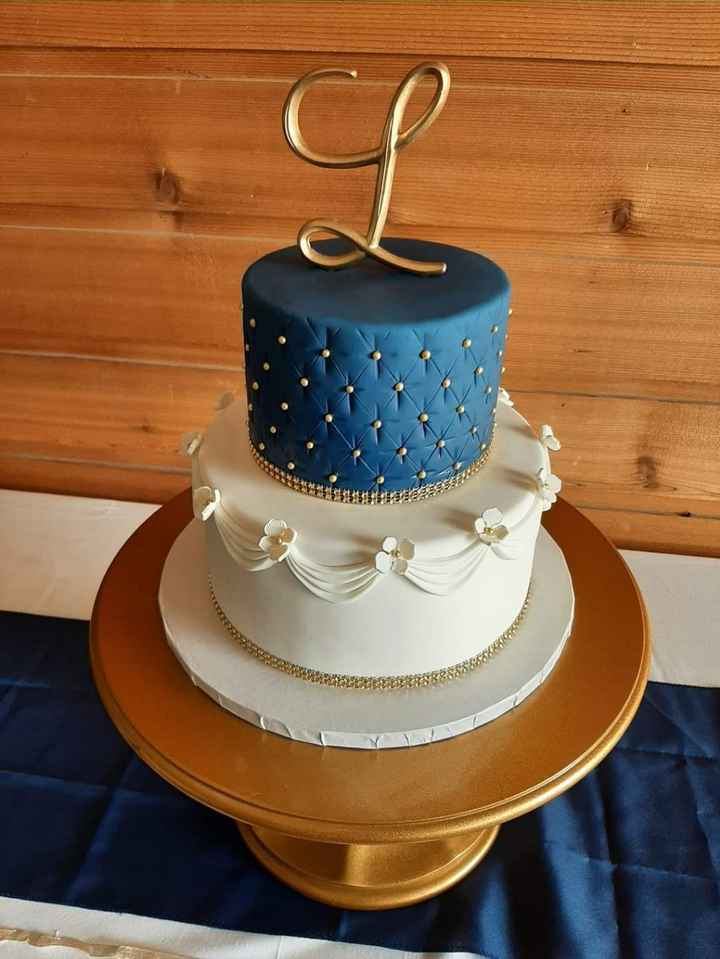 Does anyone not care to  have a wedding cake? - 1