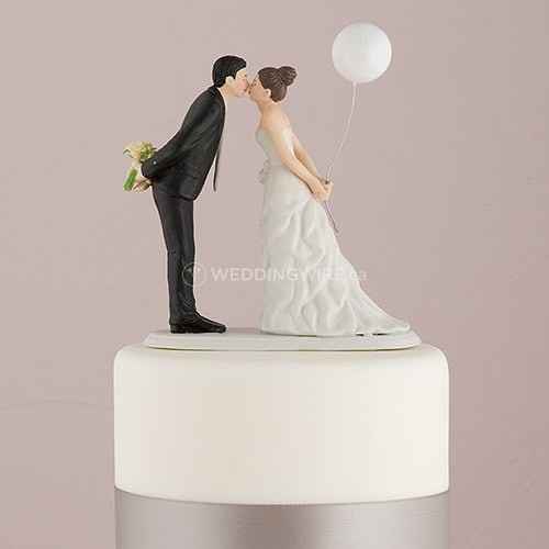 Cake topper - kissing couple figurine 