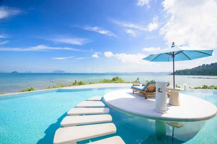 Honeymoon - pool loungers, umbrella, beach view