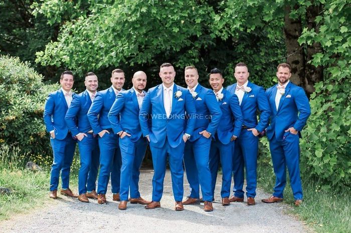 What colour suit for groomsmen? 1