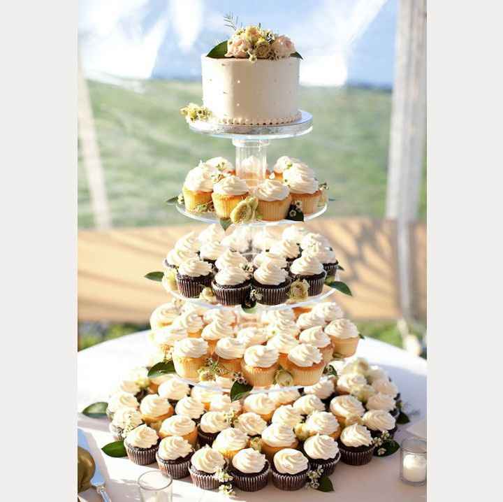 cake with cupcakes 