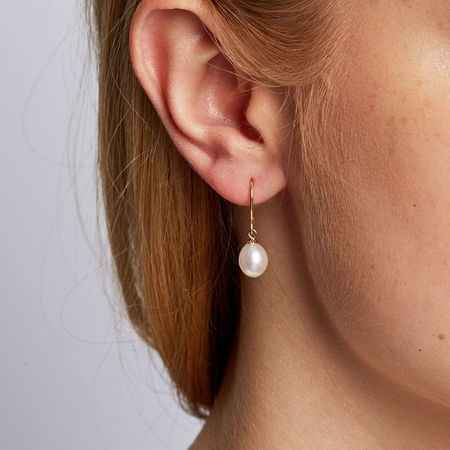 What style earrings will you wear with your wedding dress? - 1