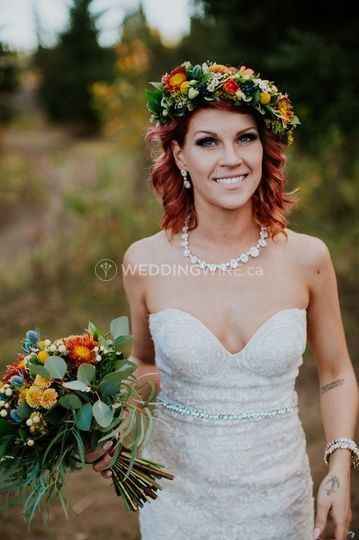 fall wedding bride red hair bright flowers flower crown bouquet