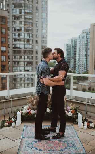 engagement photos kissing on rooftop