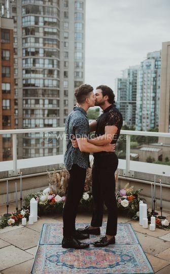 engagement photos kissing on rooftop