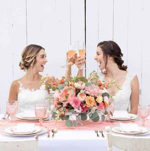 couple at sweetheart table clinking champagne 