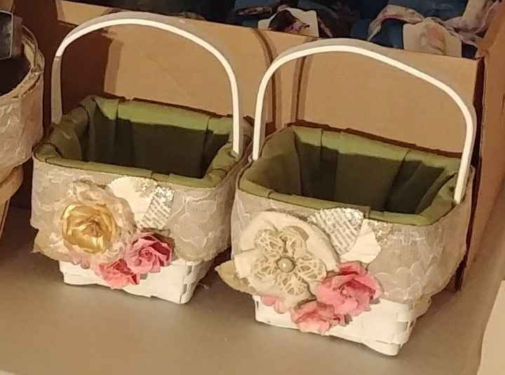  What does your flower girl basket look like? - 1