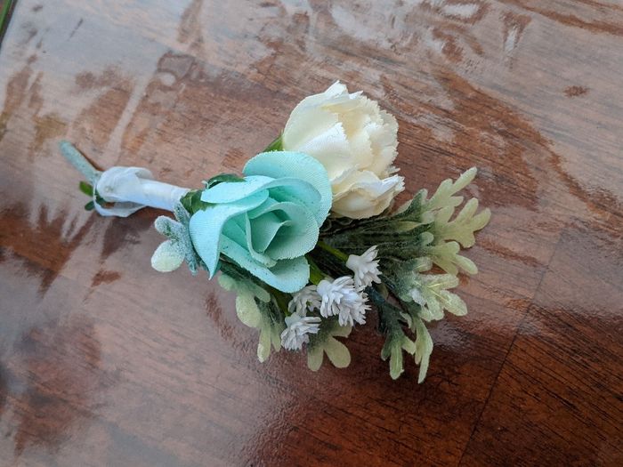 Boutonniere or no and matching or not matching? 1