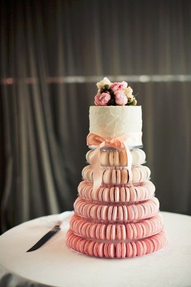 Cake with macarons