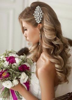 Loose curly hair with pretty accessory