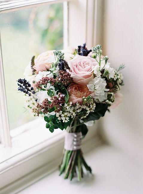 White or colourful wedding bouquet? 3