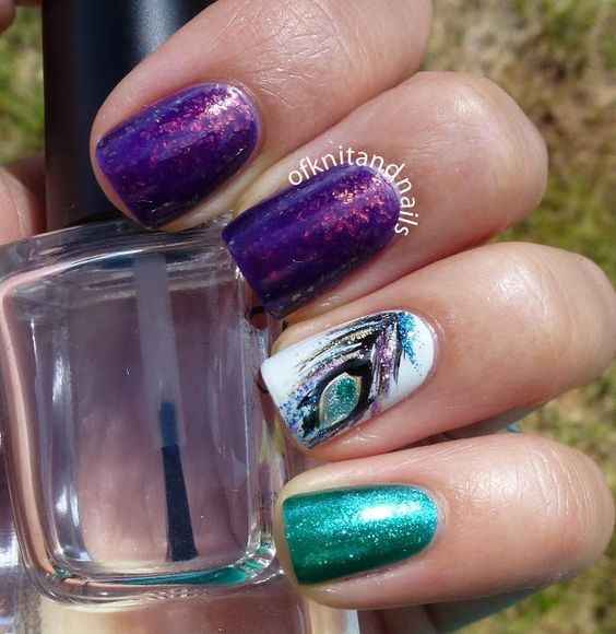 peacock feather on ring finger, all other nails the same colour though (either teal or purple)