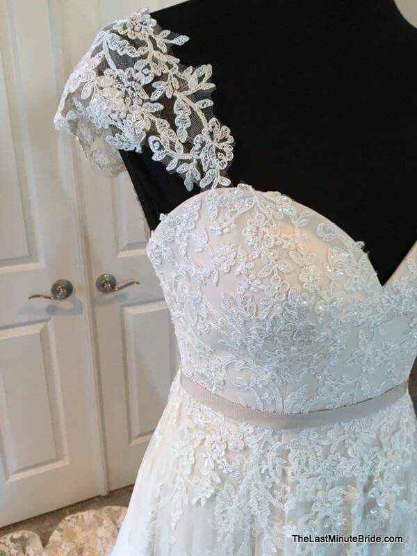 What's your shoulder style? Sleeves, straps, or strapless? - 1