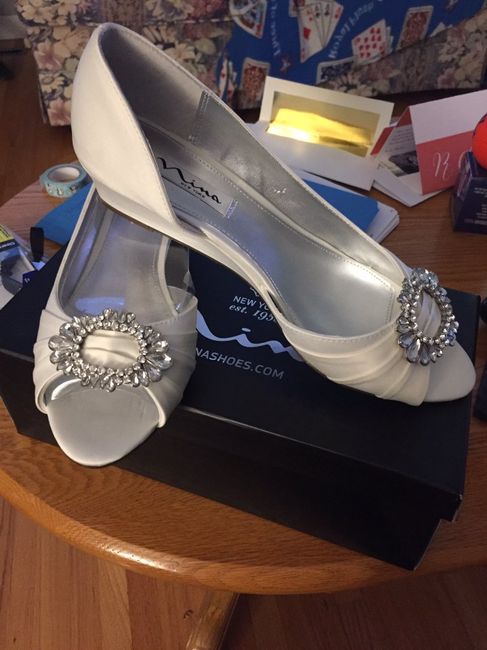 Which shoes would you like to wear? 1