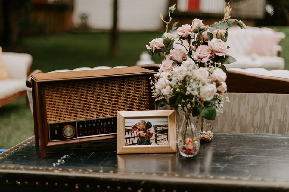 Vintage radio, trunk & vase