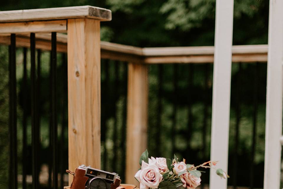 Vintage radio, trunk & vase