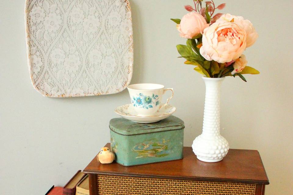 Vintage radio, books & vase