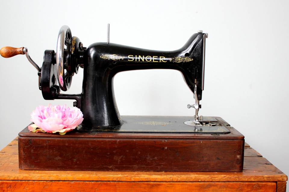 Table top singer sewing machin