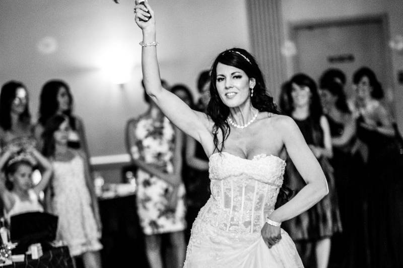 ILZ_4539-tossing the bouquet.jpg