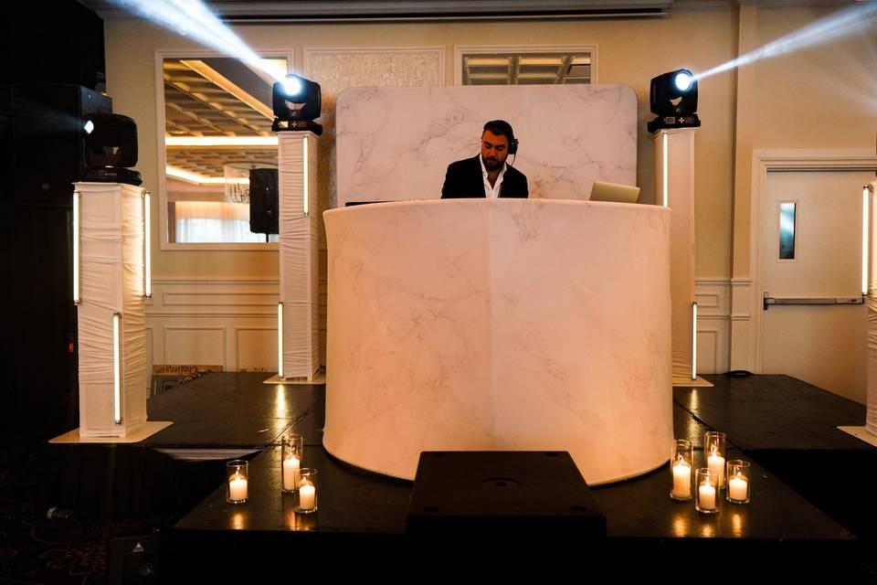 The white/marble set-up