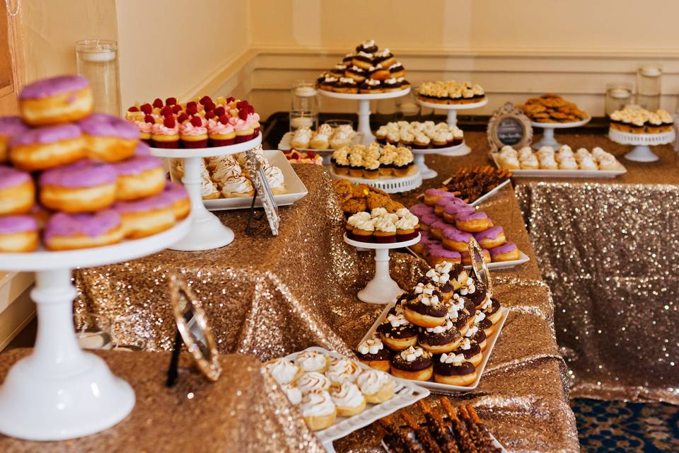 Deluxe Dessert Table