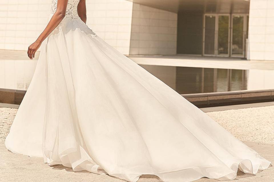 Paloma Blanca Style 4980