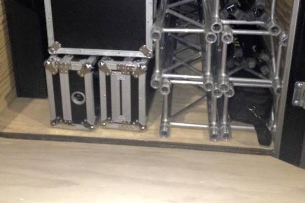 Road cases and trusses