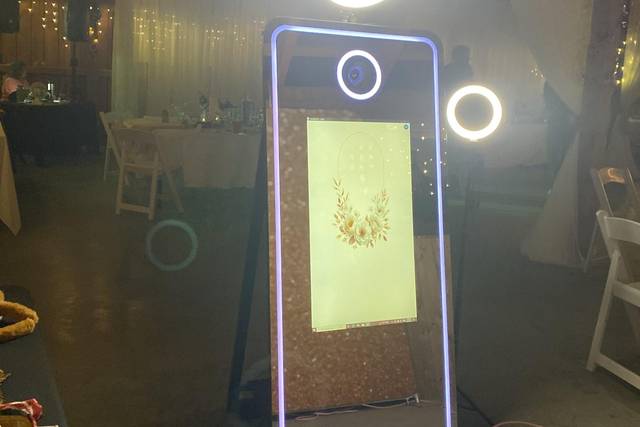 Mirrored photobooth