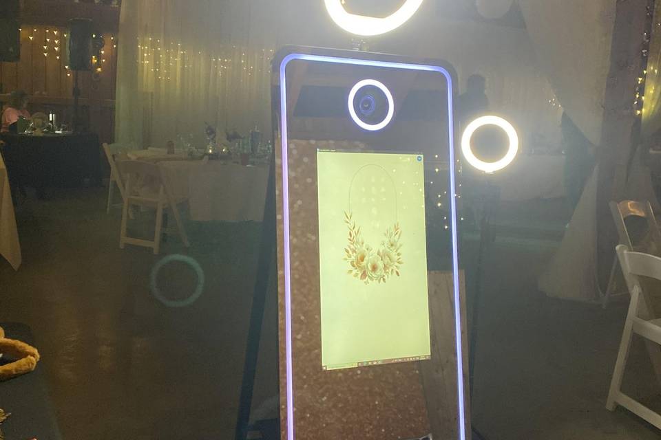 Mirrored photobooth